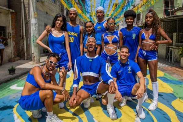 Foto colorida do balé no clipe de Raphael Vicente para copa - Metrópoles