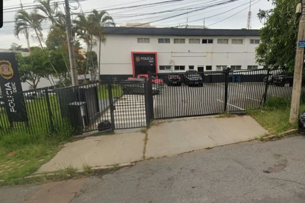 Imagem colorida mostra delegacia da Polícia Civil em Campinas, onde menina foi morta após estupro. Metrópoles