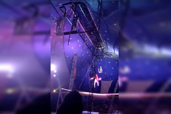 print de vídeo em que um trapezista cai fora da rede de proteção em um circo