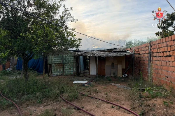 Incêndio consome casa em Planaltina e mobiliza bombeiros do DF