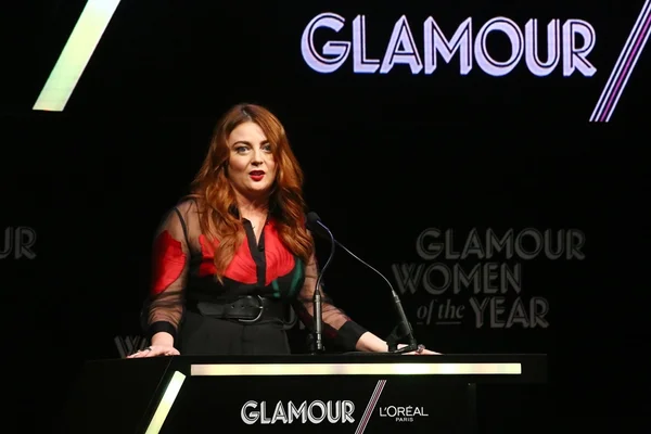 Condé Nast suspende publicações impressas da Glamour americana