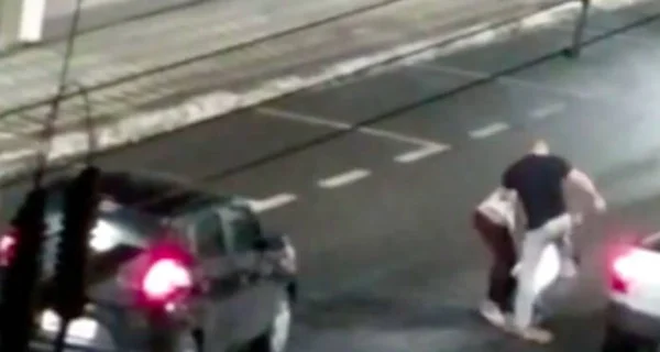 Vídeo: homem chuta cabeça de mulher durante discussão de trânsito