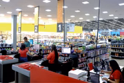 Atendimento ágil e estrutura moderna: Espaço de caixas bem distribuído garante conforto na finalização das compras, com foco na experiência do consumidor
