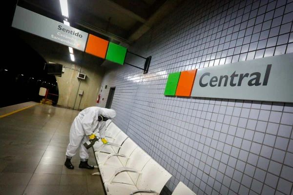 Metrô-DF vai barrar passageiros sem máscaras a partir de quinta