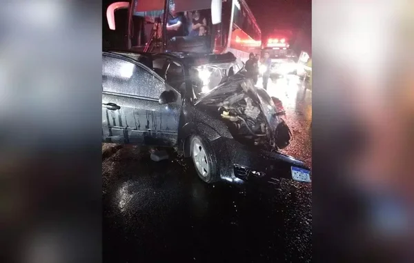 Criança de 3 anos morre em acidente entre ônibus, carro e van em SC