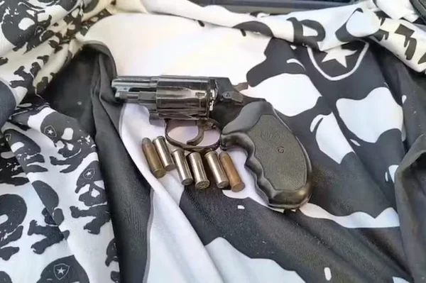 Foto colorida de arma com escudo do Botafogo - Metrópoles