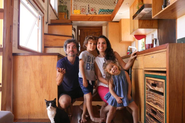 Maria Isabel Corrêa Albornoz, 45 anos, Robson Lunardi, 40 anos, João Pedro, 7 anos e Lara Helena, 4 anos, são os moradores dessa tiny house
