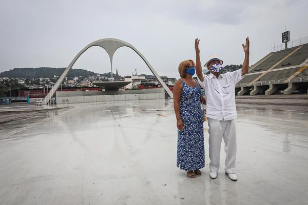 Vídeo: Monarco da Portela toma vacina contra Covid-19 e canta