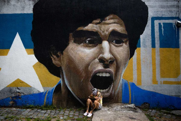 Às lágrimas, argentinos se despedem de Maradona em Buenos Aires