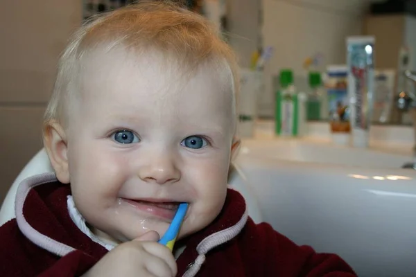 Veja como diminuir a dor do nascimento dos dentes no bebê