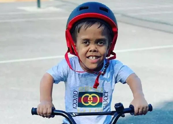 Menino que sofreu bullying quer doar dinheiro para caridade