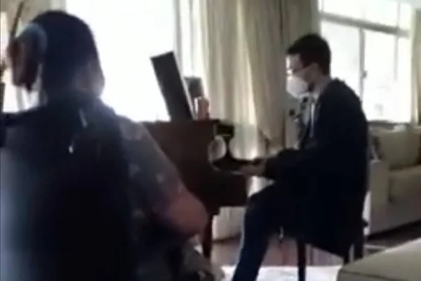 Vídeo: após consulta, médico do DF emociona ex-pianista tetraplégica ao tocar instrumento