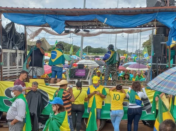 foto colorida de manifestantantes bolsonaristas em frente ao QG do Exército, em Brasília