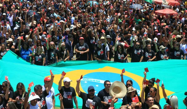 Em assembleia, professores decidem pela continuidade da greve