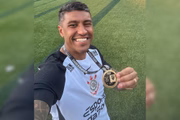 Paulinho esteve em campo com a camisa do Corinthians.