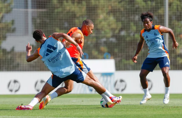 Foto colorida de Mbappé e Endrick - Metrópoles