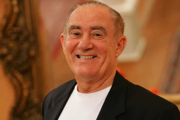 Globo surpreende e libera Renato Aragão para entrevista na Record