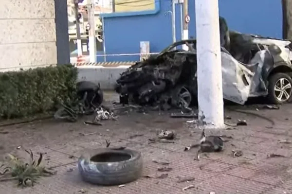 Motorista morre após carro bater em poste e “voar” até teto de banco