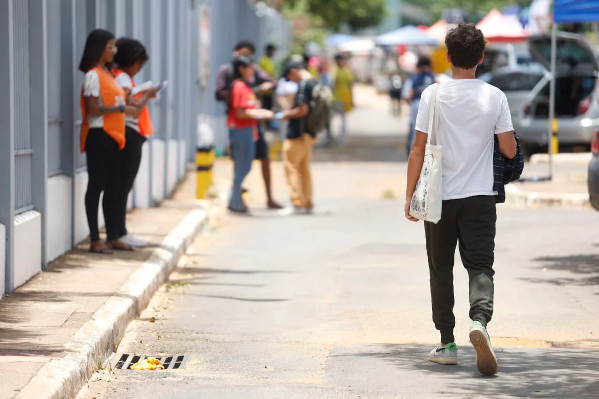 Estudantes chegam a local de prova no Enem de 2025 Estudantes chegam a local de prova no Enem de 2025