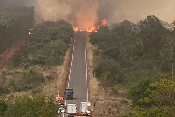 Fogo às margens da BR-158 era visto de longe