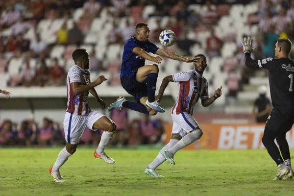 Cruzeiro desperdiça chances e perde para o Náutico na estreia de Pepa