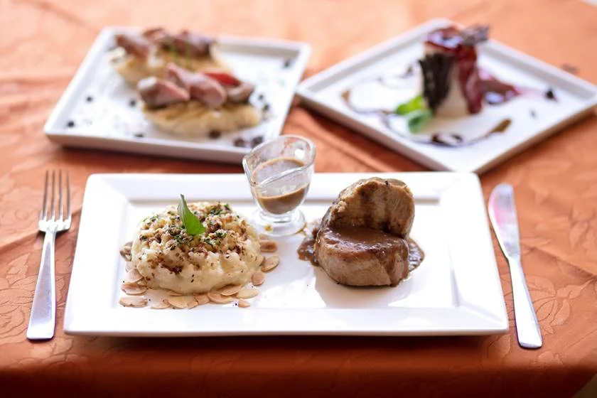 Cantucci – R$ 59 (403 Norte)
Entrada: bruschetta de rosbife em crosta de Café Regolare, muçarela e ciboulette
Principal: lombo confitado ao Molho de Café Imperiale e noz moscada com risoto de lâminas de amêndoas e gremolata de laranja
Sobremesa: pProfiteroles com gelatto artesanal de Café Fruttato com coulis de frutas vermelhas Cantucci – R$ 59 (403 Norte)
Entrada: bruschetta de rosbife em crosta de Café Regolare, muçarela e ciboulette
Principal: lombo confitado ao Molho de Café Imperiale e noz moscada com risoto de lâminas de amêndoas e gremolata de laranja
Sobremesa: pProfiteroles com gelatto artesanal de Café Fruttato com coulis de frutas vermelhas