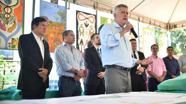Rodrigo Rollemberg é hostilizado em visita ao Hospital de Planaltina