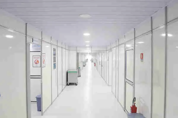 Ala dos pacientes menos graves do Hospital de Campanha do Autódromo Ala dos pacientes menos graves do Hospital de Campanha do Autódromo