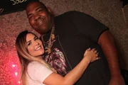 Deolane Bezerra e Nego Jader posam juntos e sorridentes Deolane Bezerra e Nego Jader posam juntos e sorridentes