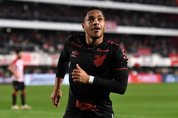 Barcelona trabalha para ter Vitor Roque na próxima temporada