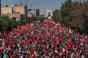 Iranianos caminhando na Praça Azadi (Praça da Liberdade) em Teerã Iranianos caminhando na Praça Azadi (Praça da Liberdade) em Teerã