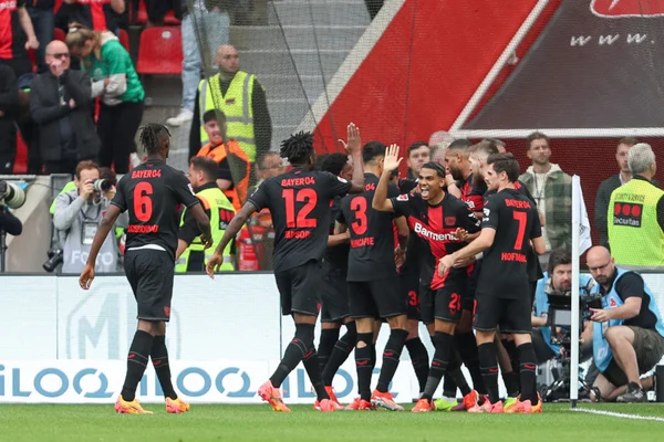Imagem colorida dos jogadores do Bayer Leverkusen - Metrópoles