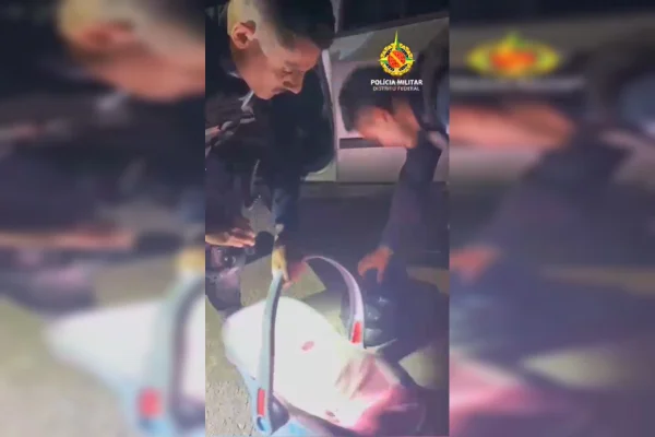 Traficante usa carrinho de bebê e bolsa do filho para esconder drogas