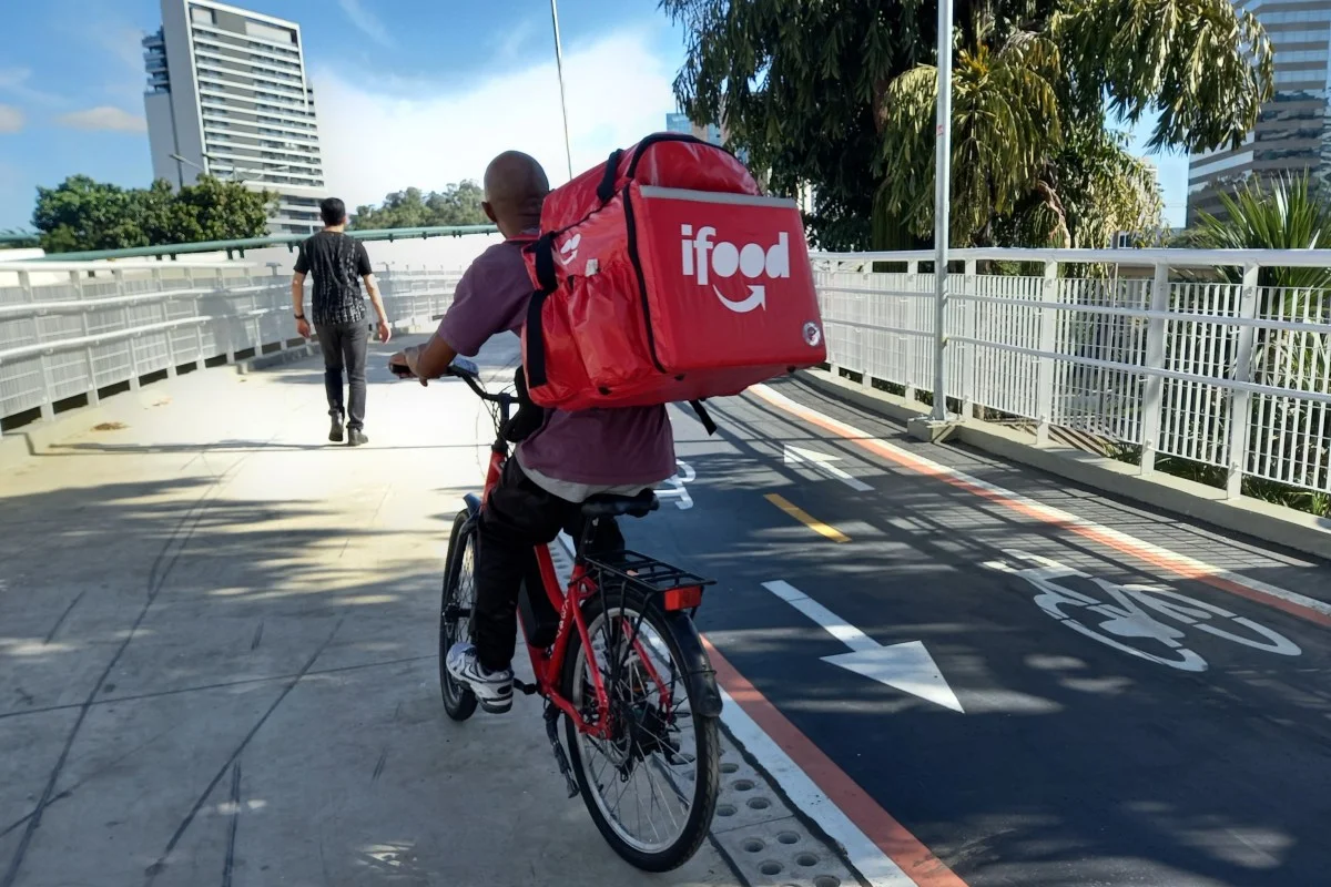 Entregador cruza ciclopassarela no Rio Pinheiros, na zona oeste de SP Entregador cruza ciclopassarela no Rio Pinheiros, na zona oeste de SP