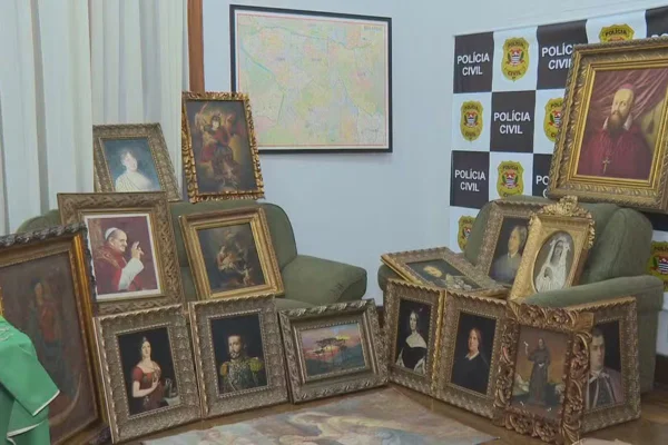 Na casa do suspeito, foram encontrados quadros de artes sacras, telas sem molduras, livros antigos e mais. Ele atua construindo altares - Metrópoles
