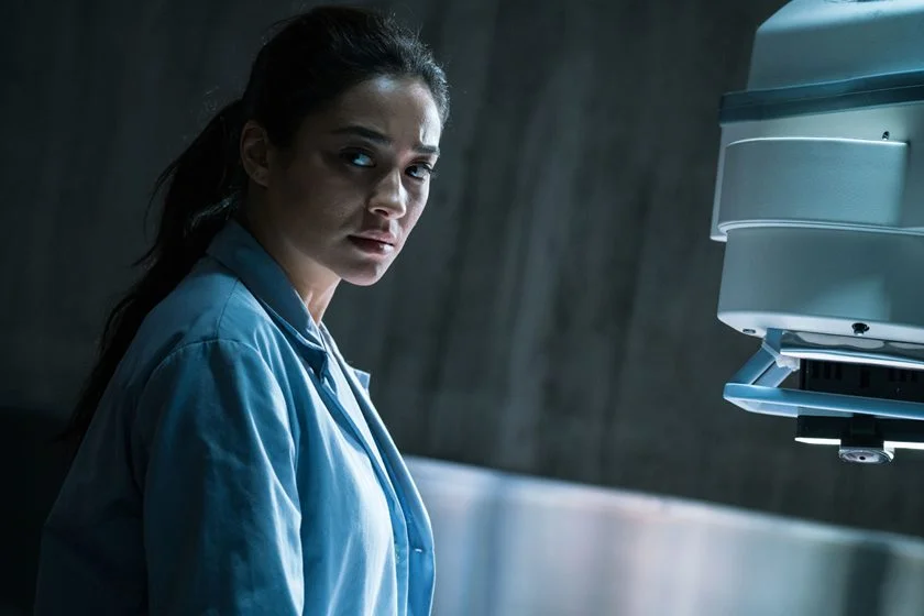 <b>Cadáver:</b> Megan Reed (Shay Mitchell) é uma policial reformada que tem lutado contra seus vícios. Ela presta serviços comunitários em um hospital como pagamento pelo tratamento que a ajudou a ficar sóbria. Porém, tudo muda depois que um cadáver misterioso é encontrado no local. Assista ao <a href="https://www.youtube.com/watch?v=LIV4-u8P8Pk" target="_blank">trailer</a> <b>Cadáver:</b> Megan Reed (Shay Mitchell) é uma policial reformada que tem lutado contra seus vícios. Ela presta serviços comunitários em um hospital como pagamento pelo tratamento que a ajudou a ficar sóbria. Porém, tudo muda depois que um cadáver misterioso é encontrado no local. Assista ao <a href="https://www.youtube.com/watch?v=LIV4-u8P8Pk" target="_blank">trailer</a>