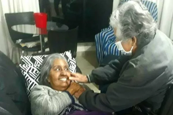 Após 110 dias, casal de idosos vence junto a Covid-19 e volta para casa