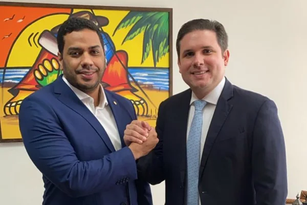 Ministro do TCU Jhonatan de Jesus e o presidente da Câmara, deputado Hugo Motta, ambos filiados ao Republicanos