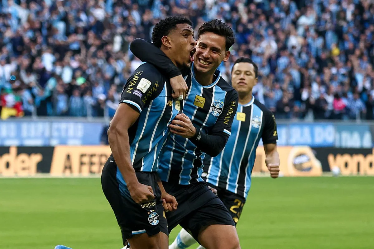 Grêmio vence o São Paulo de virada e se afasta da zona do rebaixamento