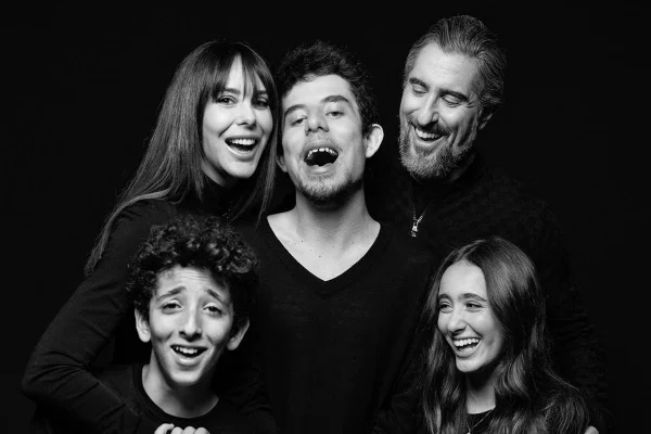 Marcos Mion, Suzana Gullo, Romeu, Stefano e Donatella em foto e preto e branco - Metrópoles