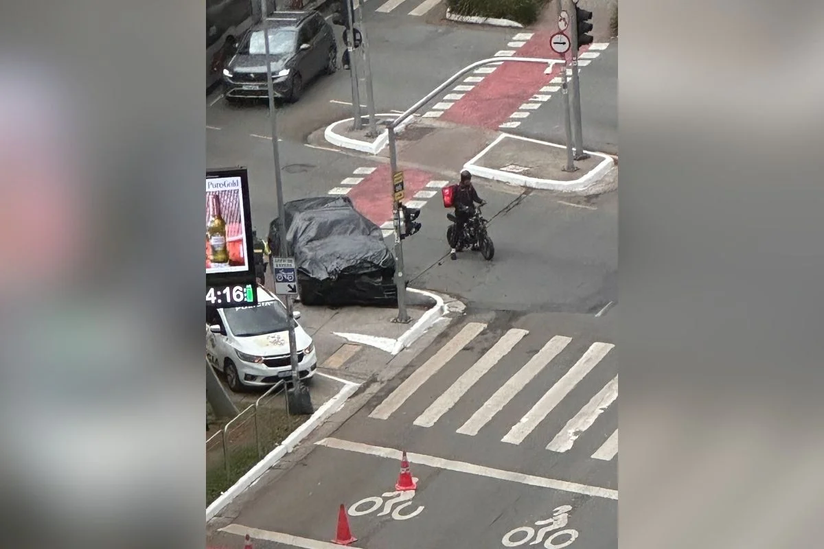 Viatura da PM e Porsche colidem na Avenida Brigadeiro Faria Lima, em São Paulo Viatura da PM e Porsche colidem na Avenida Brigadeiro Faria Lima, em São Paulo