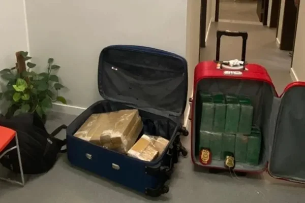 PF prende homem que tentou viajar com 34 kg de maconha na mala