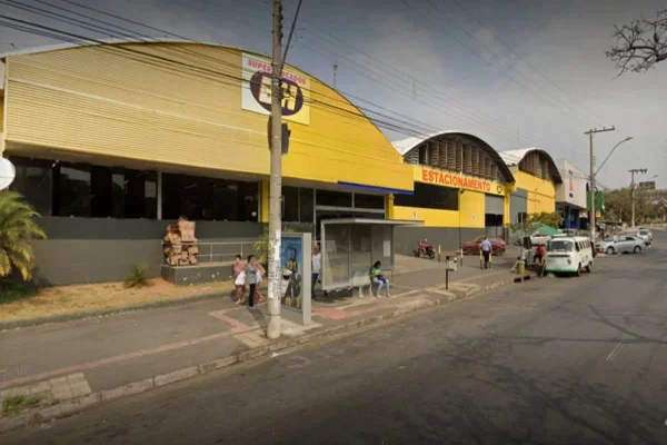 BH: trio fura parede de supermercado, furta uísque e R$ 30 mil