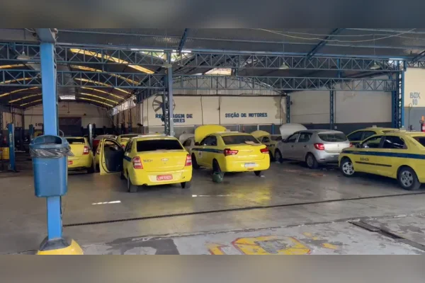 Grupo usava botão secreto para cobrar mais de passageiros de táxi no Galeão