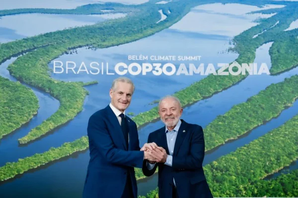 Foto colorida do Primeiro-Ministro do Reino da Noruega, Jonas Gahr Støre, e presidente Luiz Inácio Lula da Silva na COP30 - Metrópoles