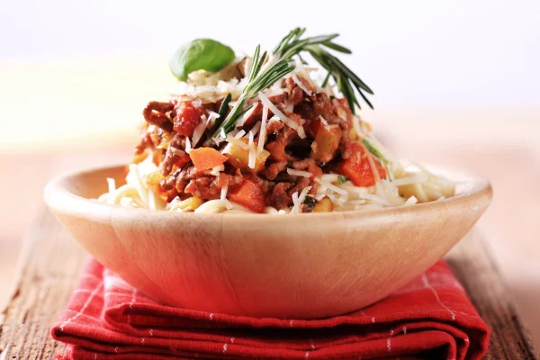 Macarronada com linguiça e cogumelos é ideal para o almoço de domingo