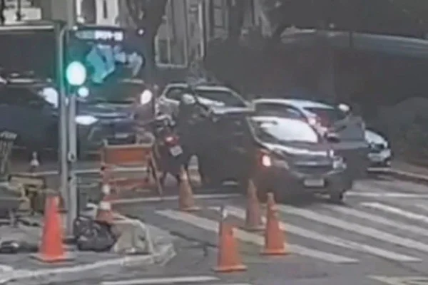 Imagem colorida de câmera de segurança mostra PMs atirando em suspeitos de roubar casa na zona oeste de São Paulo - Metrópoles