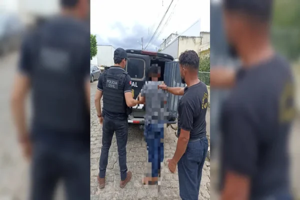 Homem sendo levado na viatura da Polícia Civil - Metrópoles