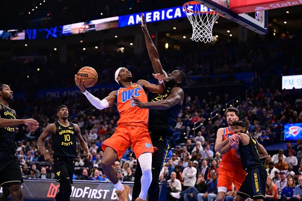 Imagem de Shai Gilgeous-Alexander, do Oklahoma City Thunder, e Draymond Green, do Golden State Warriors - Metrópoles