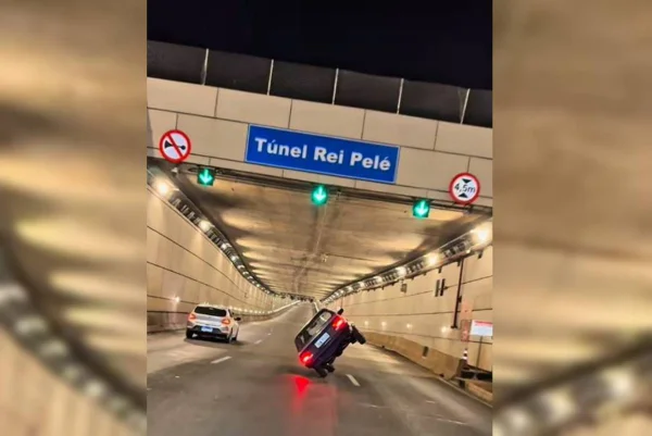 Carro sobre duas rodas dentro de túnel